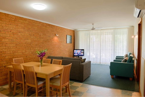 Vacation Village - Accommodation in Surfers Paradise 1