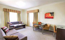 Governor Macquarie Motor Inn - Bathurst - Accommodation in Surfers Paradise 0