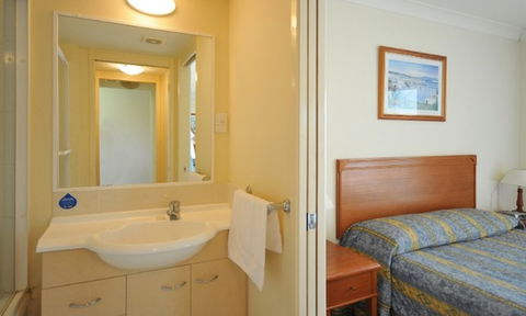 Golden Riviera Beach Resort - Accommodation in Surfers Paradise 4