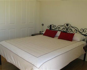 Rubyvale Gem Gallery Apartments - Accommodation in Surfers Paradise 2