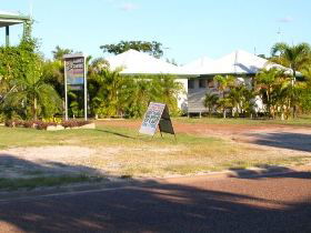 Gee-Dees Family Cabins - Accommodation in Surfers Paradise 1