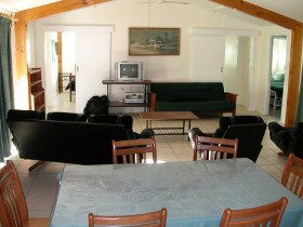 Gee-Dees Family Cabins - Accommodation in Surfers Paradise 3