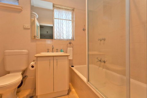 Relax On Regina - Accommodation in Surfers Paradise 59
