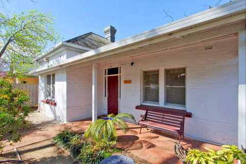 Relax On Regina - Accommodation in Surfers Paradise 2