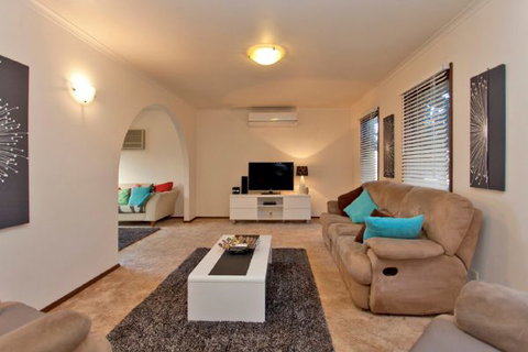 Relax On Regina - Accommodation in Surfers Paradise 69