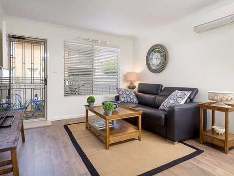 Relax On Regina - Accommodation in Surfers Paradise 35