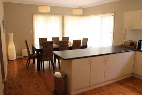 Scenic Cottage - Accommodation in Surfers Paradise 3