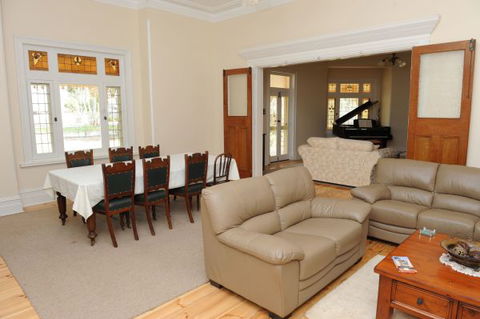 Cockburn House - Accommodation in Surfers Paradise 2