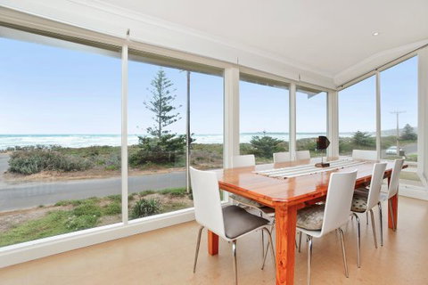 Willows - Accommodation in Surfers Paradise 0