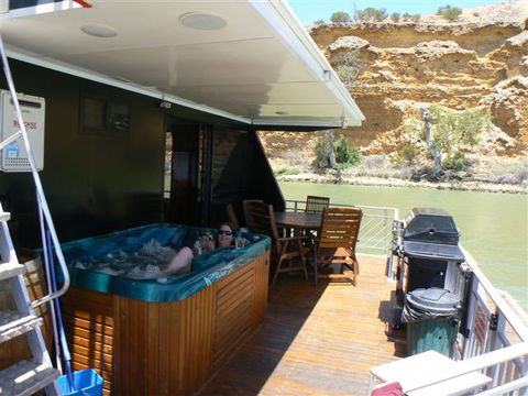 Takeme2 Houseboat - Accommodation in Surfers Paradise 4