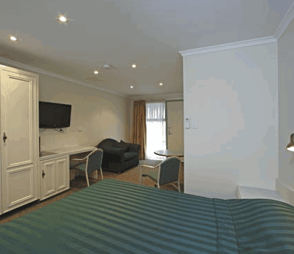 Claremont Hotel Motel - Accommodation in Surfers Paradise 3