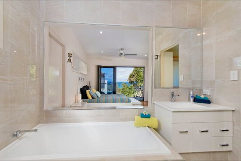 Akama Vista - Couple's Retreat - Accommodation in Surfers Paradise 4