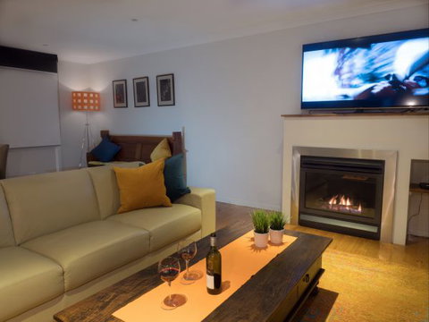 Alice's Palace Ocean Grove - Accommodation in Surfers Paradise 0