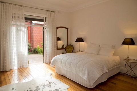Mollisons - Accommodation in Surfers Paradise 1