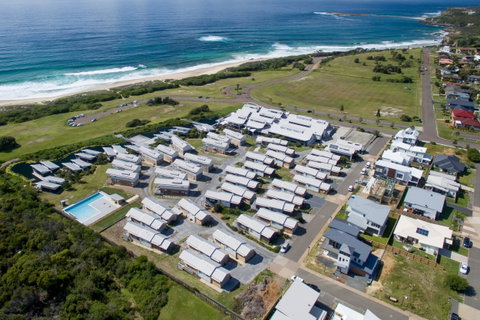 Caves Coastal Bar And Bungalows - Accommodation in Surfers Paradise 2