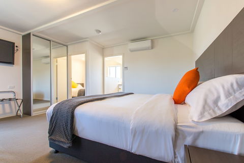 Mick O'Shea's - Accommodation in Surfers Paradise 5