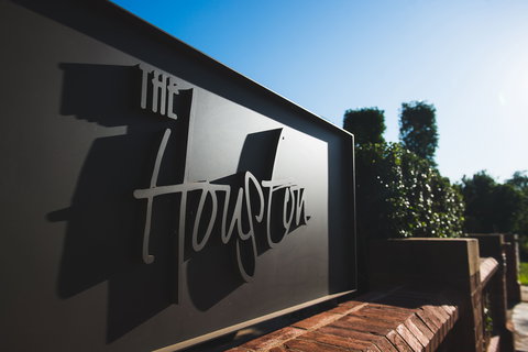 The Houston Wagga - Accommodation in Surfers Paradise 0