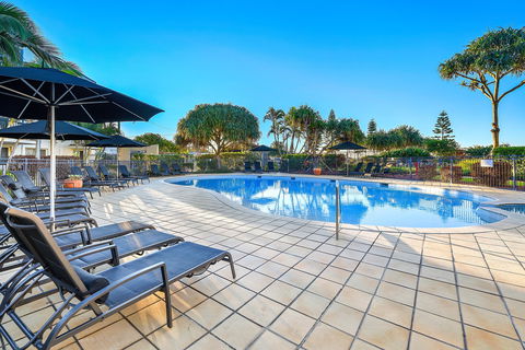 Golden Riviera Beach Resort - Accommodation in Surfers Paradise 1