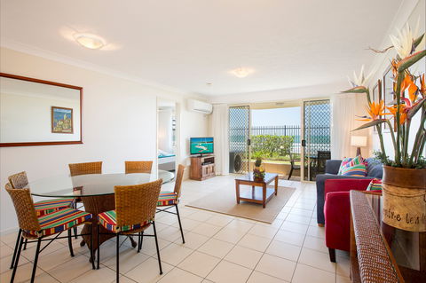 Golden Riviera Beach Resort - Accommodation in Surfers Paradise 3