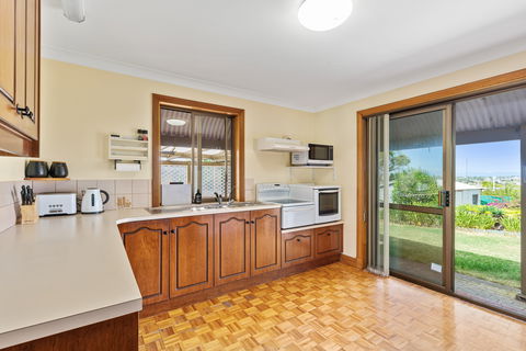 Century21 SouthCoast: Reef & Vines Port Noarlunga - Accommodation in Surfers Paradise 2