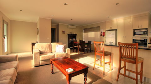 Hobart Villa On Moir - Accommodation in Surfers Paradise 0