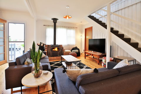 Hudson Bay At Basin View - Accommodation in Surfers Paradise 0