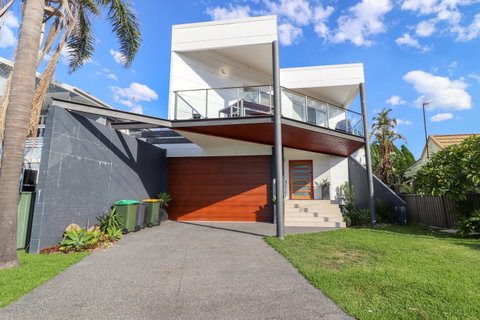 Bali St Beach House - Accommodation in Surfers Paradise 0