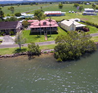 Cranford Waterfront Cottage - Accommodation in Surfers Paradise