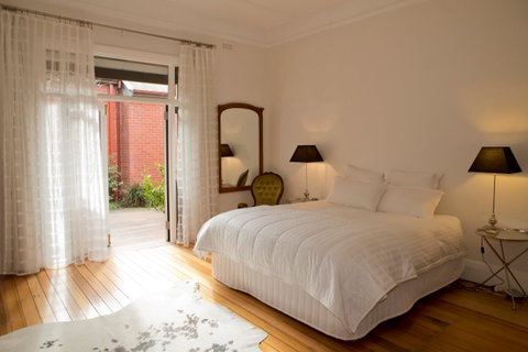 Mollisons - Accommodation in Surfers Paradise 1