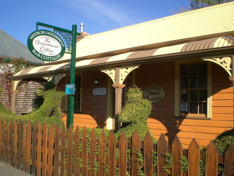 Westbury Gingerbread Cottages - The - Accommodation in Surfers Paradise 0