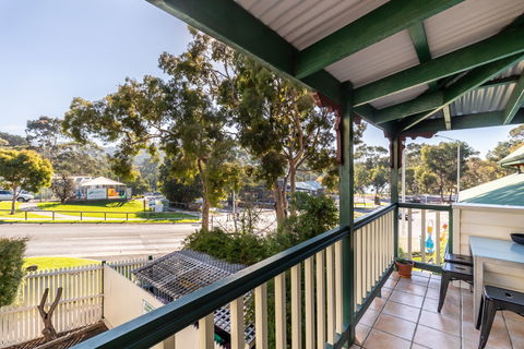 Dlux + Escape @ Lorne - Accommodation in Surfers Paradise 2