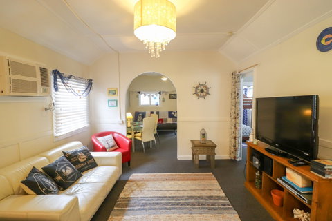 The Broken Oar - Accommodation in Surfers Paradise 2