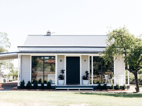Chic Country Cottage With Vineyard Views - Accommodation in Surfers Paradise 0