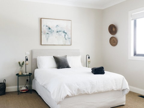 Chic Country Cottage With Vineyard Views - Accommodation in Surfers Paradise 2