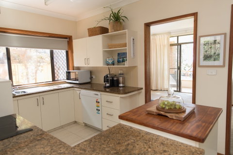 Taranaki Beach Unit - Accommodation in Surfers Paradise 1