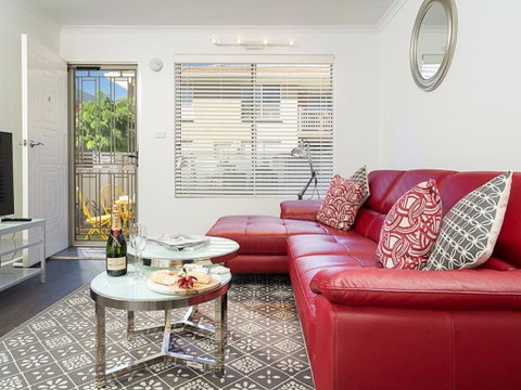 Understated Elegance - Affordable Luxury - Accommodation in Surfers Paradise 2
