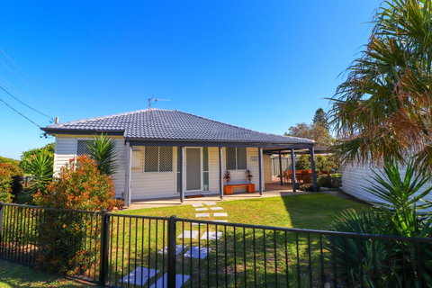 Beachside Cottage At Blacksmiths - Accommodation in Surfers Paradise 0