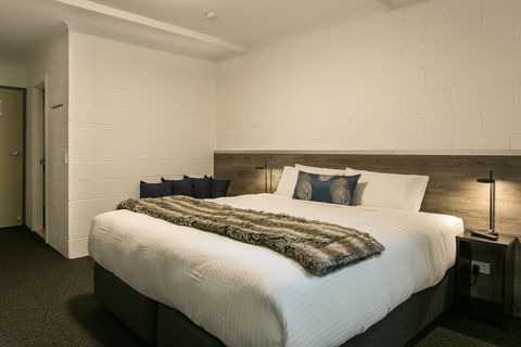 Falls Creek Hotel - Accommodation in Surfers Paradise 2