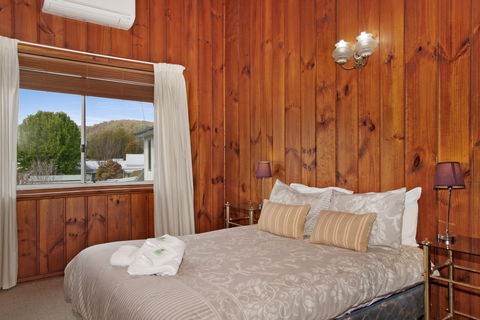 Le Chateau - Accommodation in Surfers Paradise 2
