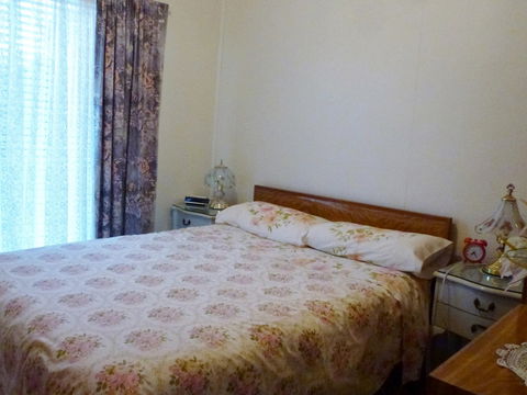 Parkers Holiday Cottages - Accommodation in Surfers Paradise 2