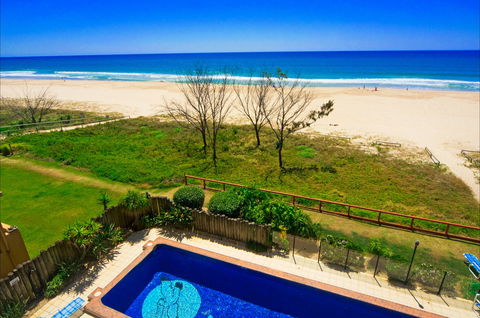 Pelican Sands Beach Resort - Accommodation in Surfers Paradise 0