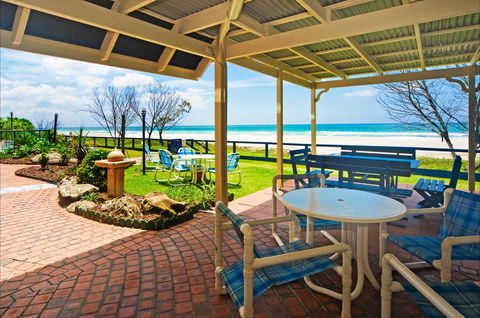 Pelican Sands Beach Resort - Accommodation in Surfers Paradise 2