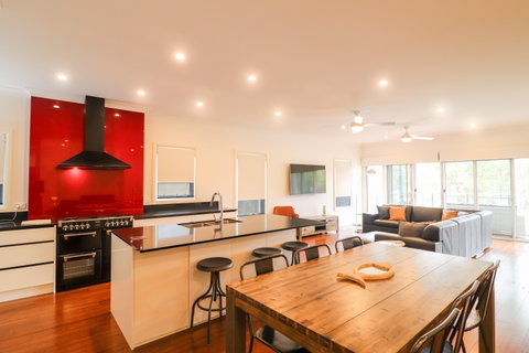 Sunset On Lake Point - Accommodation in Surfers Paradise 2