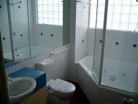 Moodys Motel - Accommodation in Surfers Paradise 1