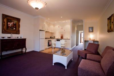 Cock 'n' Bull Boutique Hotel - Accommodation in Surfers Paradise 1