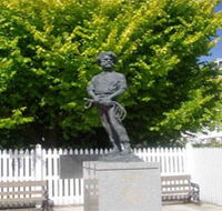 Alexander Cameron Statue - Accommodation in Surfers Paradise