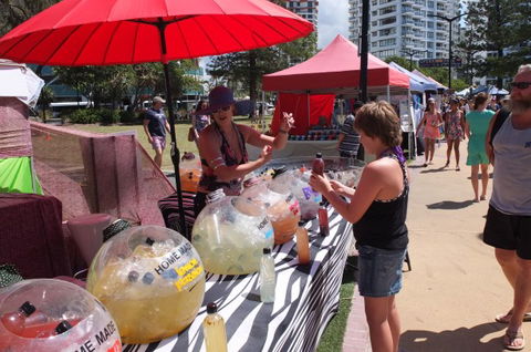 Coolangatta Beachfront Markets - Accommodation in Surfers Paradise 4