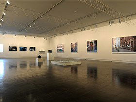 Hugo Michell Gallery - Accommodation in Surfers Paradise 1
