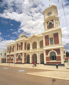 Boulder Town Hall - Accommodation in Surfers Paradise 2