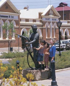 Miners Monument - Accommodation in Surfers Paradise 1